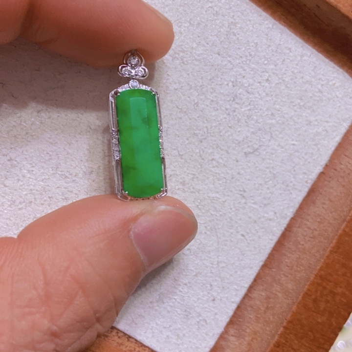 翡翠颈饰18K金镶嵌平安牌