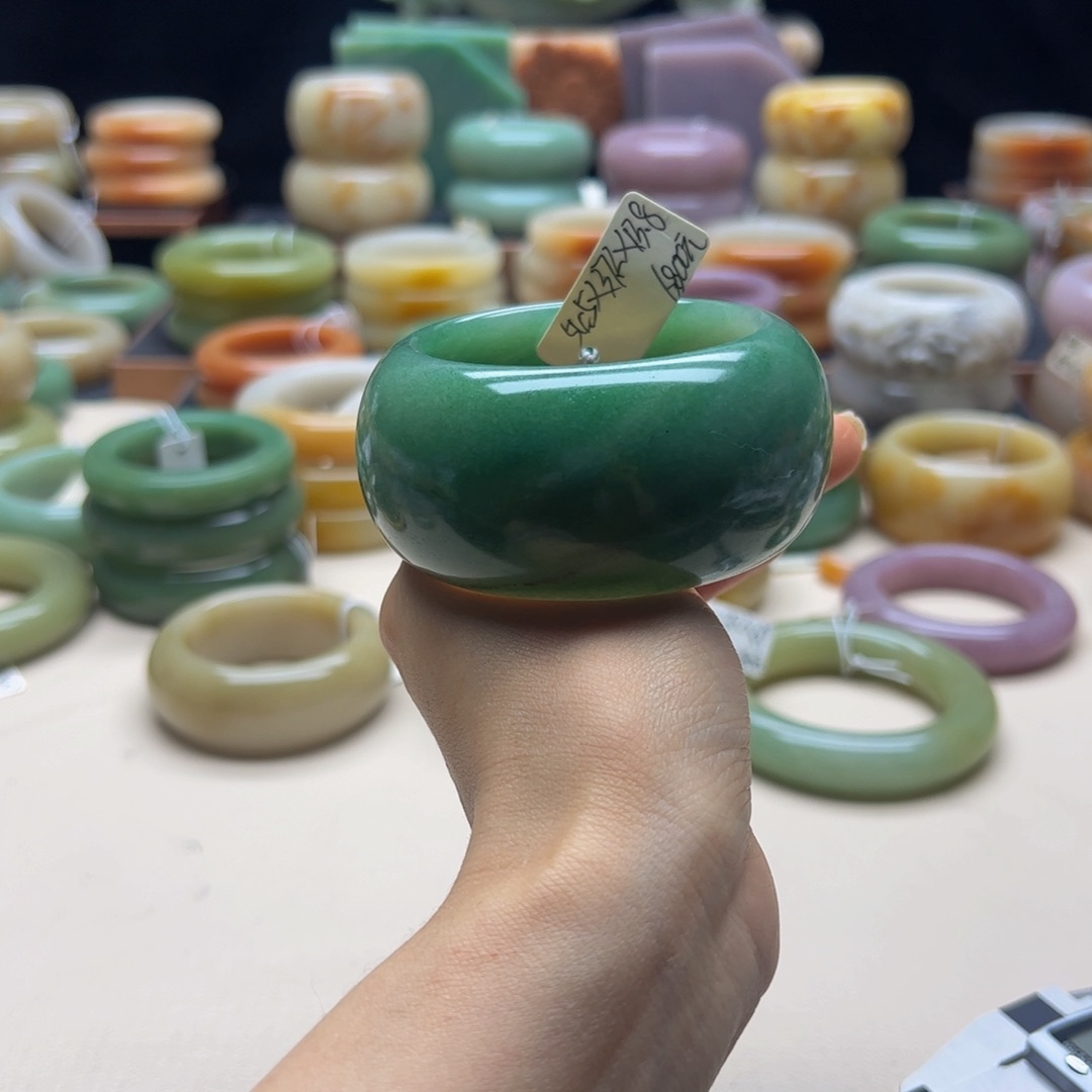 石英岩玉手镯未镶嵌亲*格