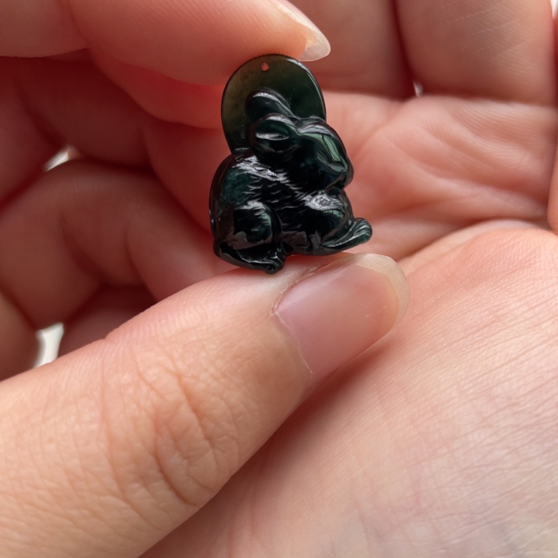 翡翠颈饰未镶嵌兔子