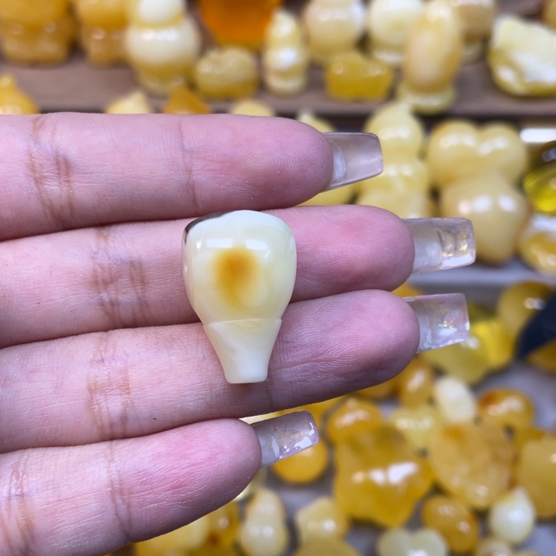 被****琥珀未镶嵌珠宝奇石