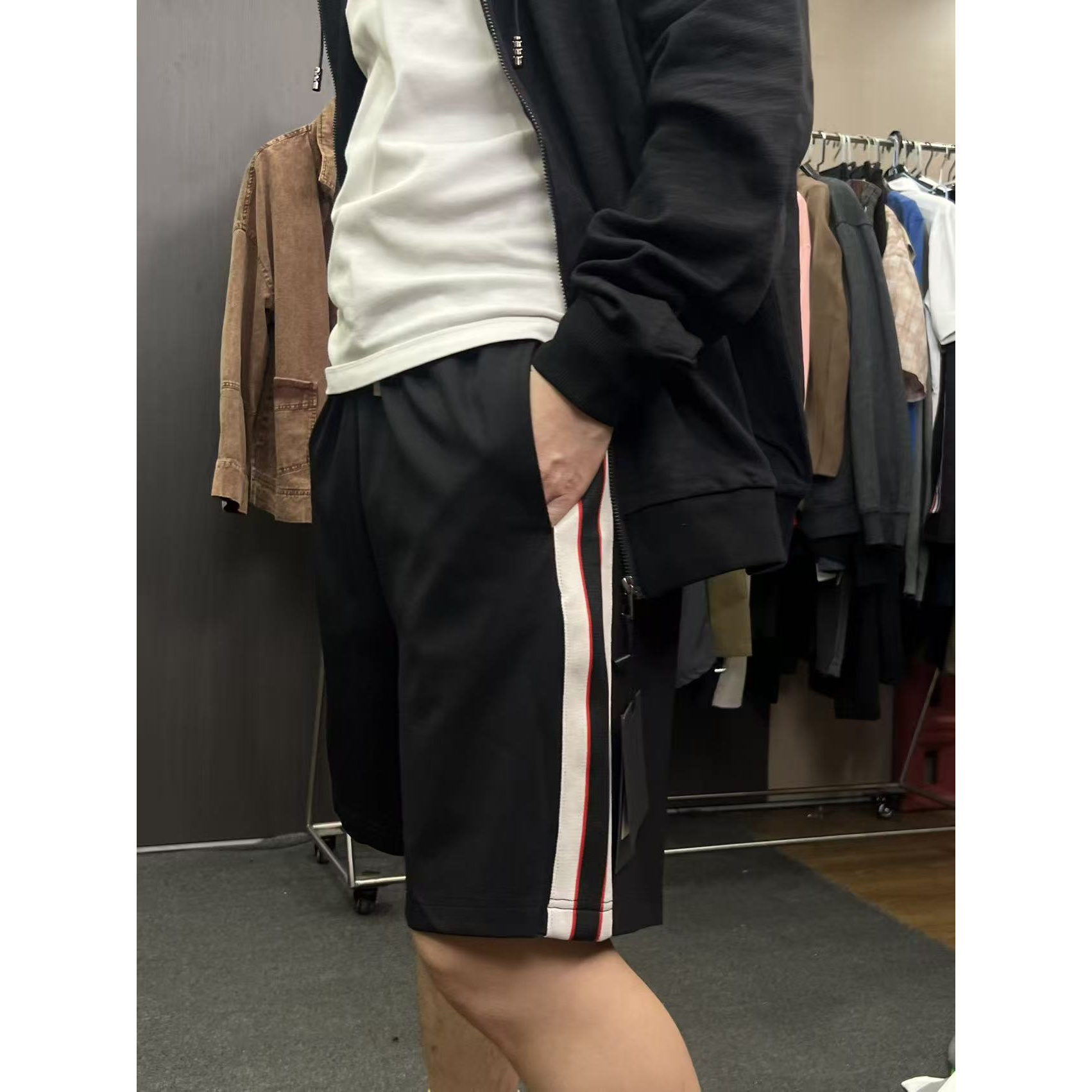 29791-黑红白竖条纹短裤