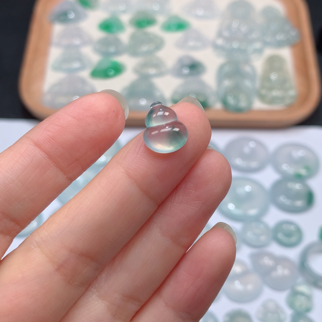 翡翠颈饰未镶嵌高冰飘花葫芦