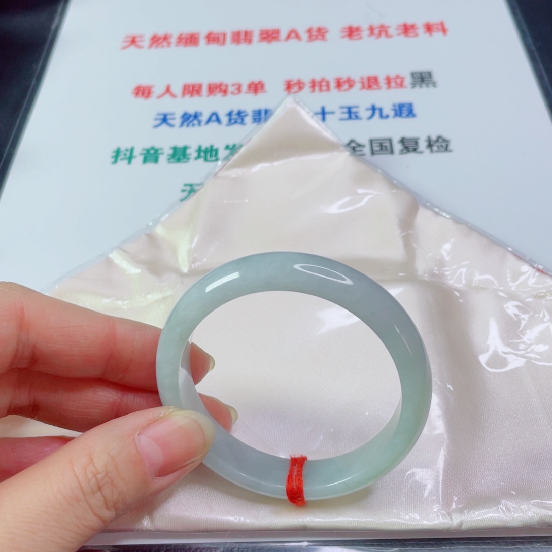 翡翠手镯未镶嵌蘑****姐天然