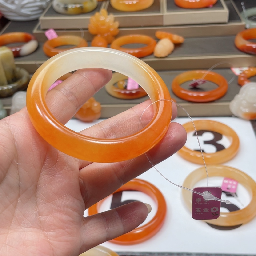 未镶嵌石英质玉（黄龙玉）手镯窗*