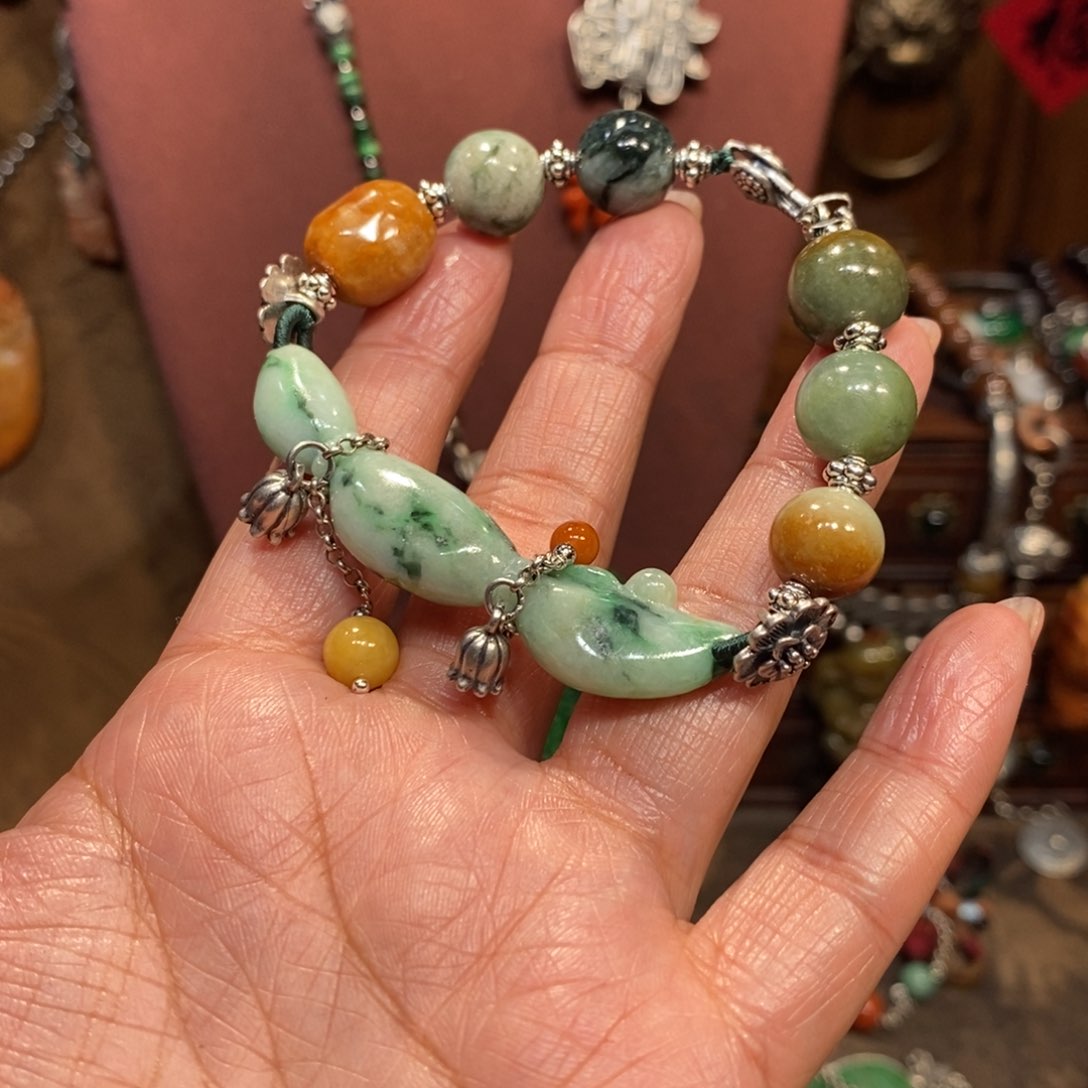 翡翠吊坠(赠链)未镶嵌