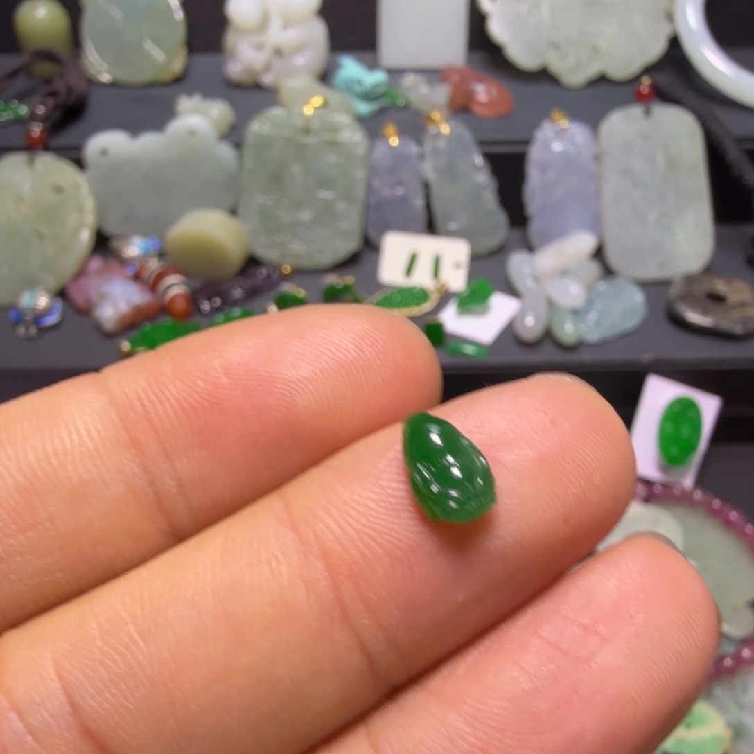 王***妮翡翠未镶嵌颈饰吊坠