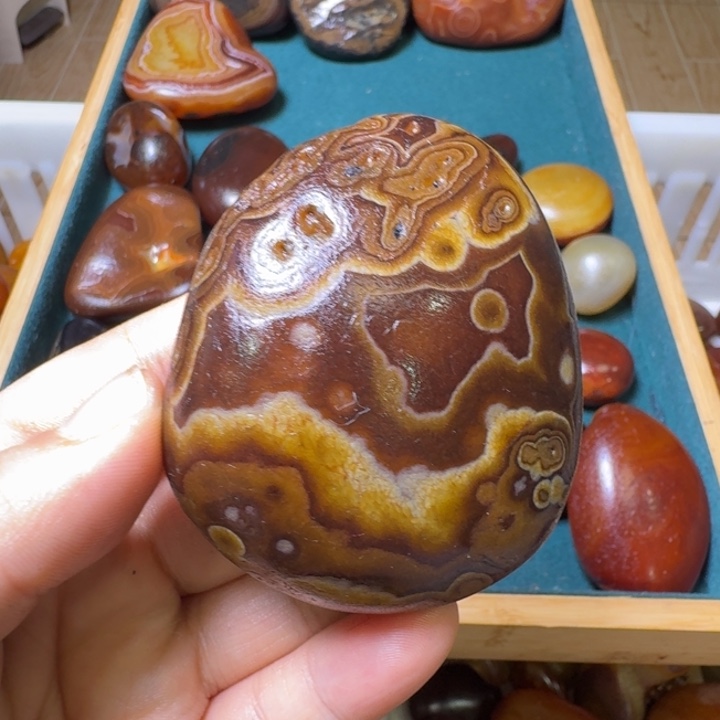 赏***戒瓷片马达加斯加奇石手把件浮雕