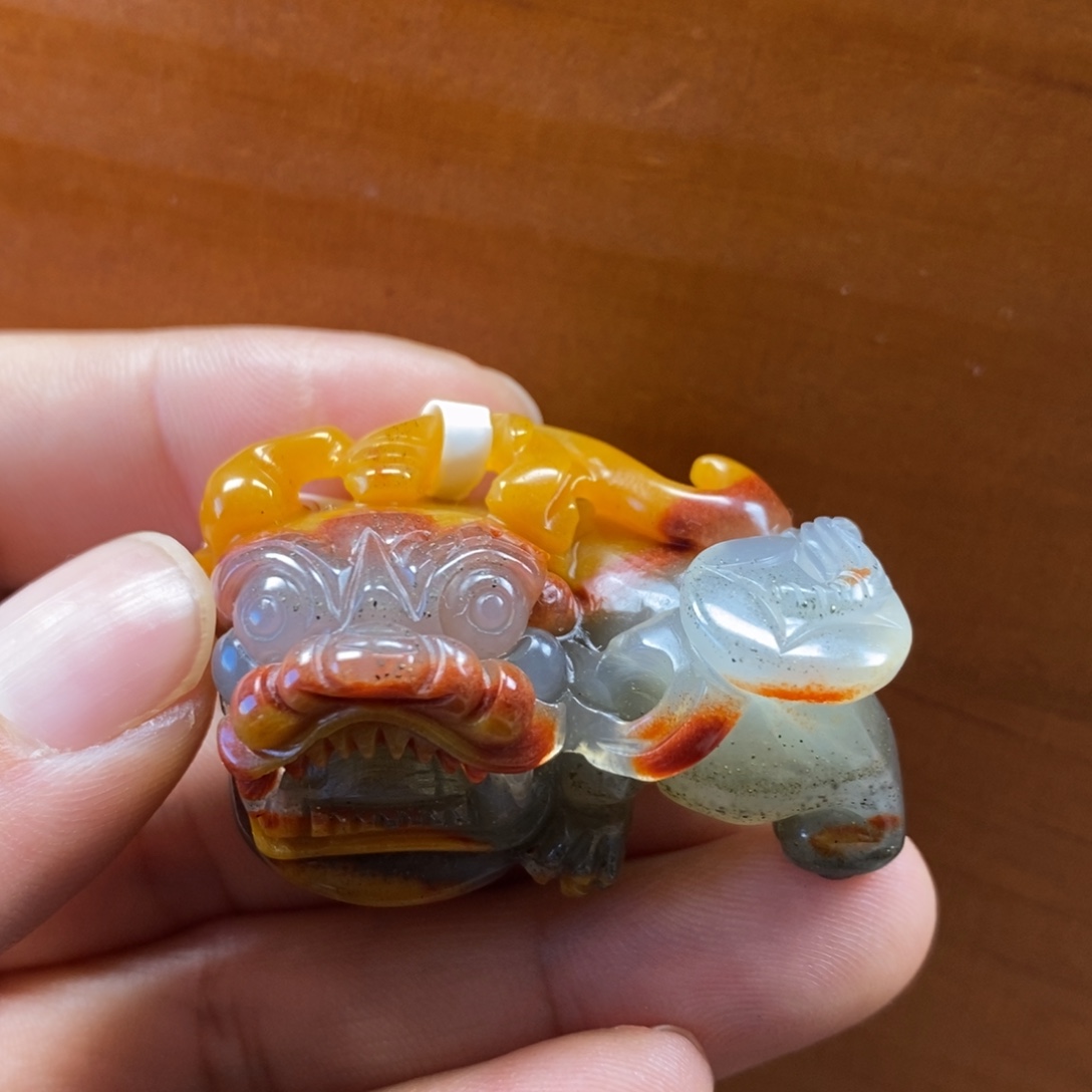 大***绘石英质玉（黄龙玉）未镶嵌颈饰