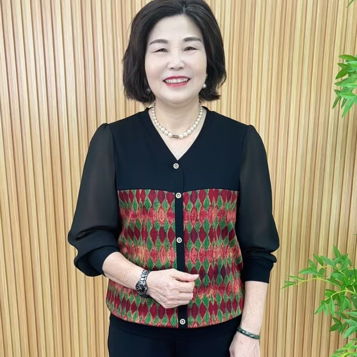 T恤V领常规豹纹常规款中老年女装减龄针织宽松可爱风V6111