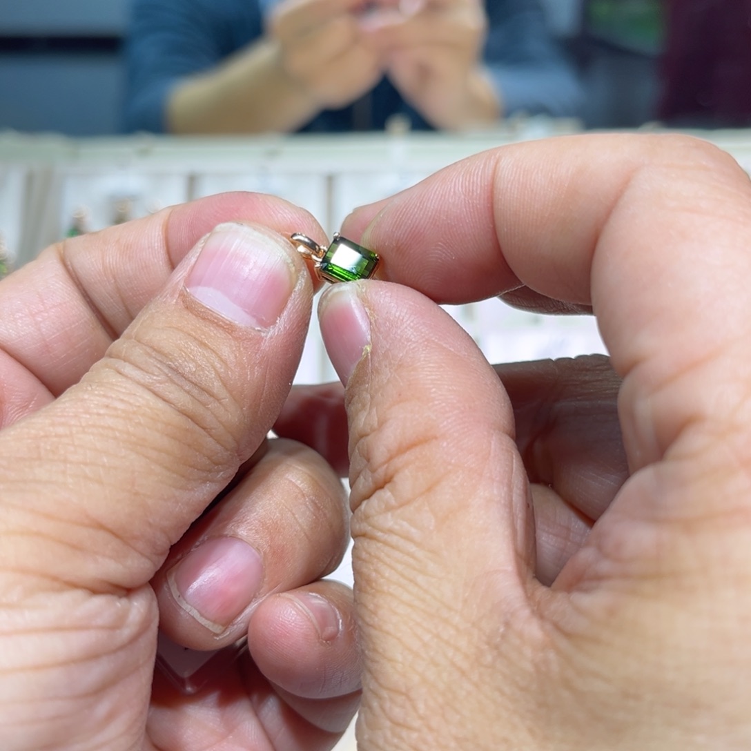 碧玺颈饰18K金镶嵌萍**逢