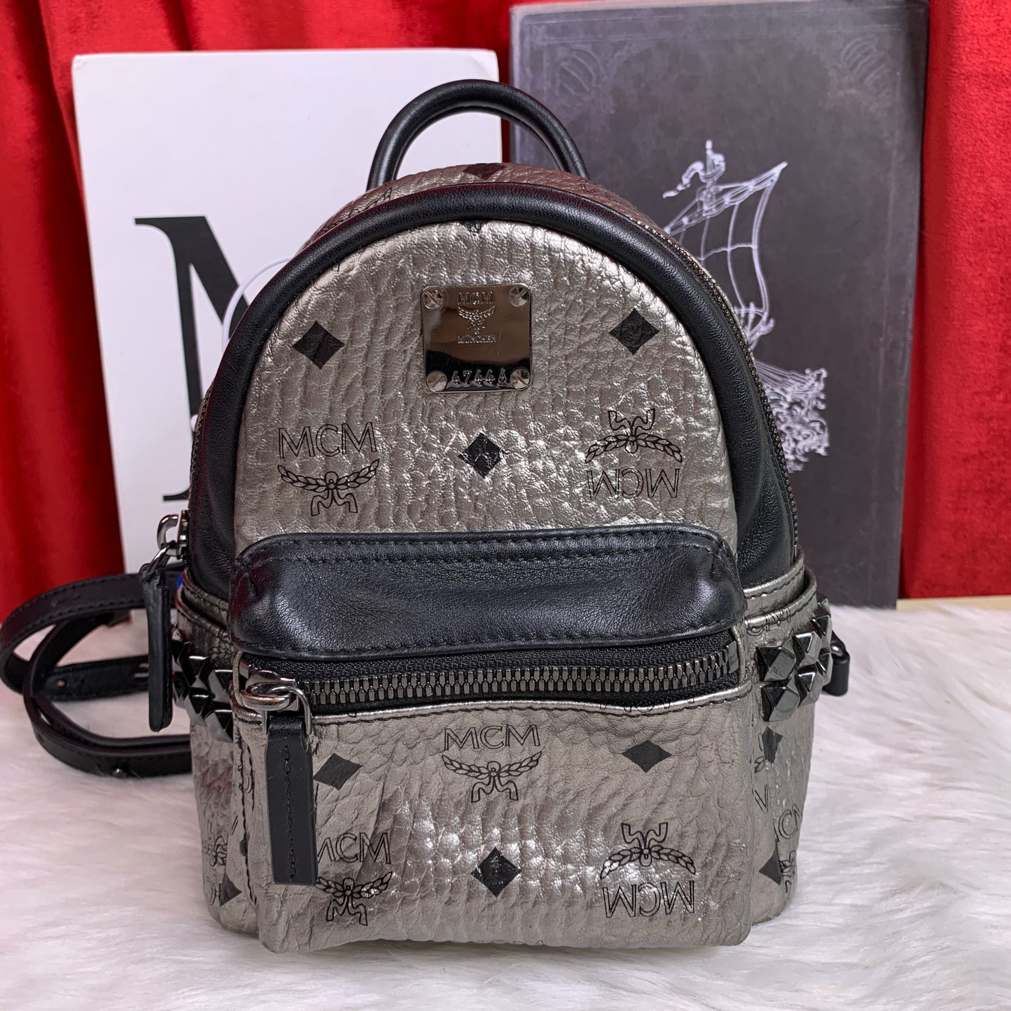95新 MCM 黑银色小双肩包/XS08717003/7003