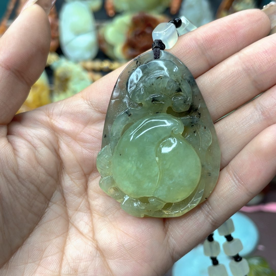 蛇纹石玉颈饰未镶嵌