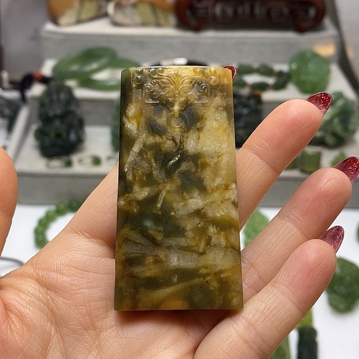 蛇纹石玉挂件未镶嵌