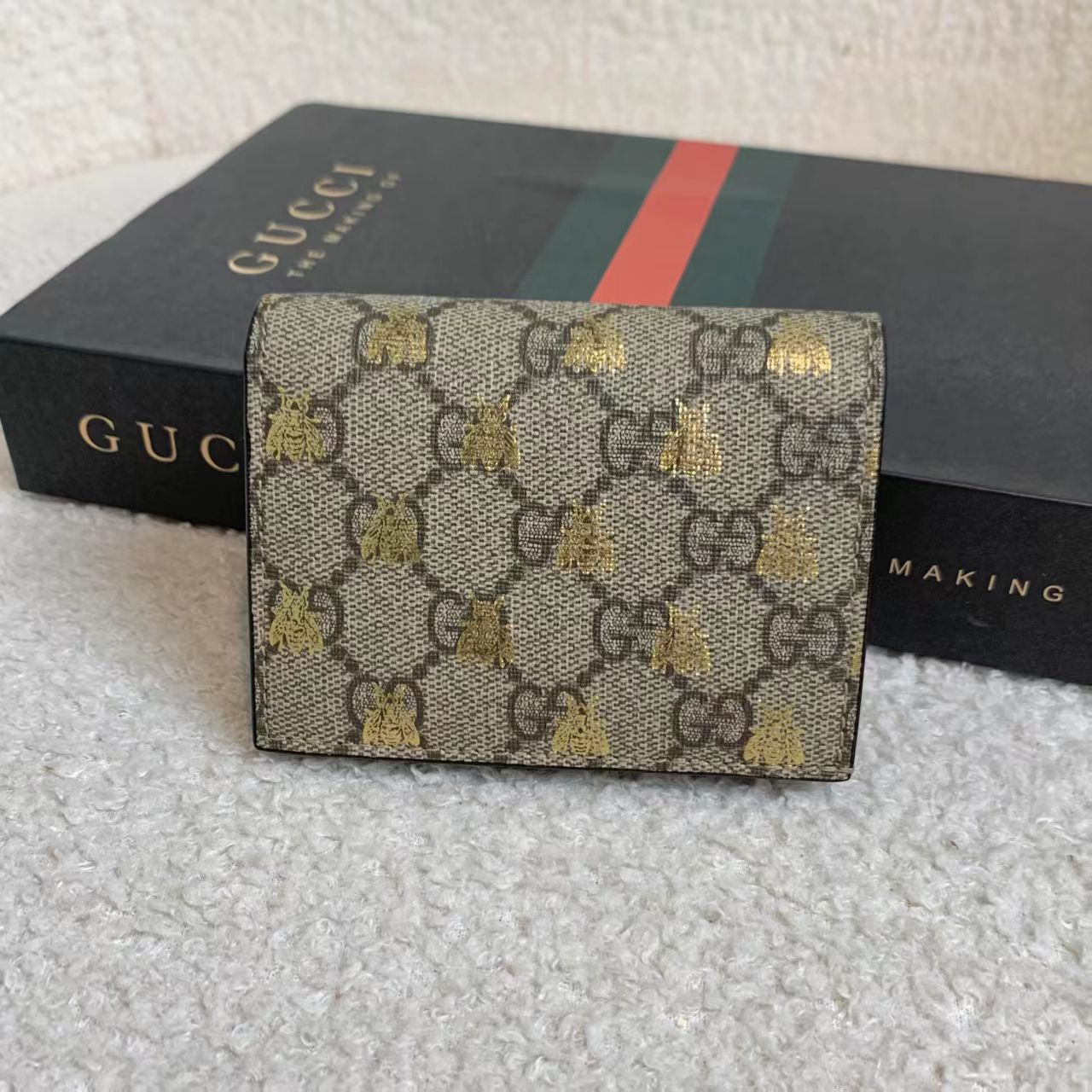 99新 GUCCI/古驰 壹臻su/蜜蜂烫金老花短钱包/12期免息  20982184