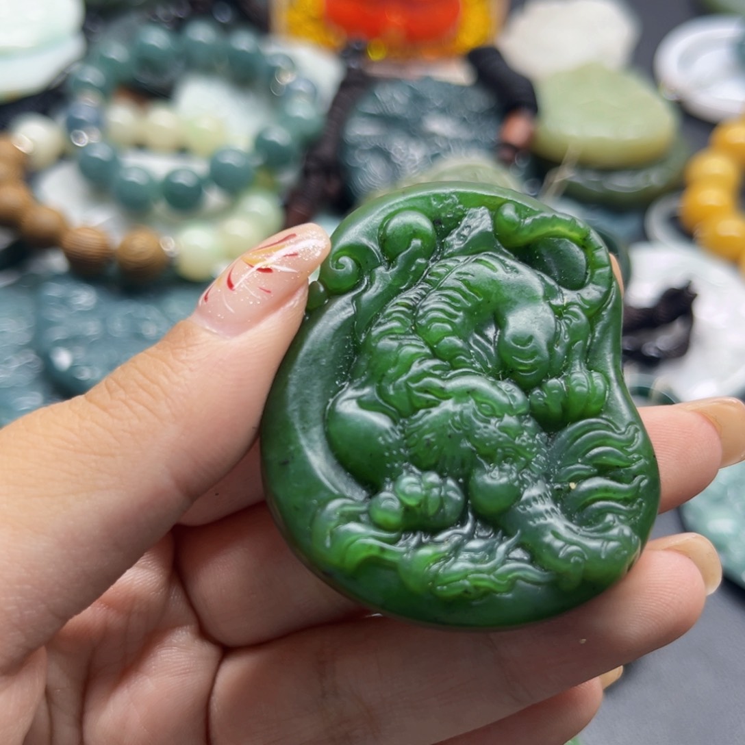 和田玉（糖玉）颈饰未镶嵌?**?和田玉