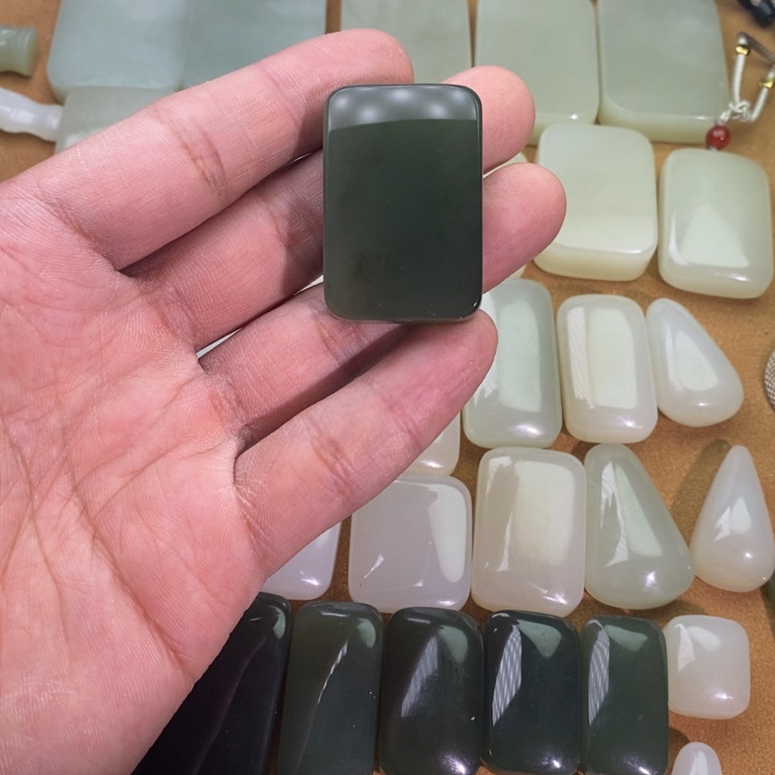 和田玉颈饰未镶嵌微瑕有包容