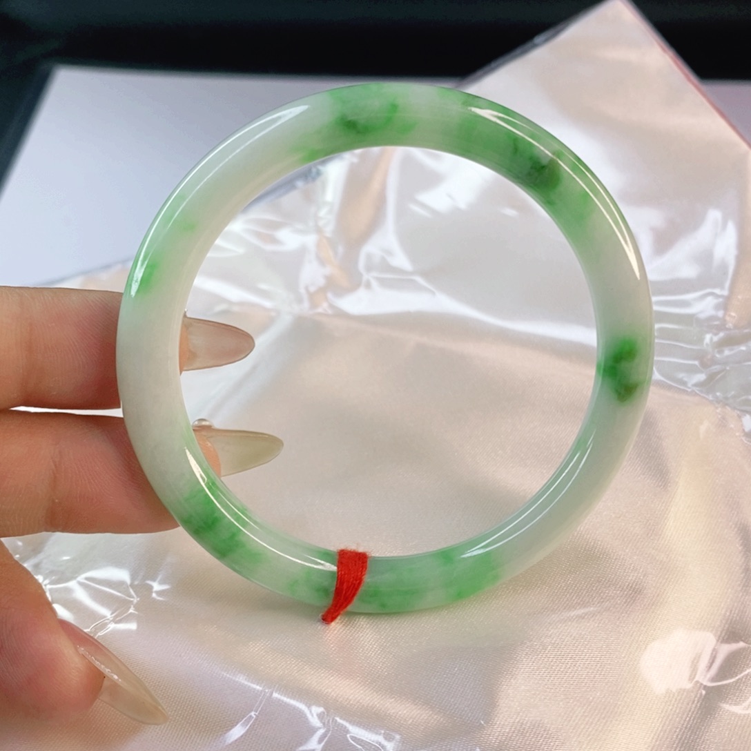 翡翠手镯未镶嵌54圈