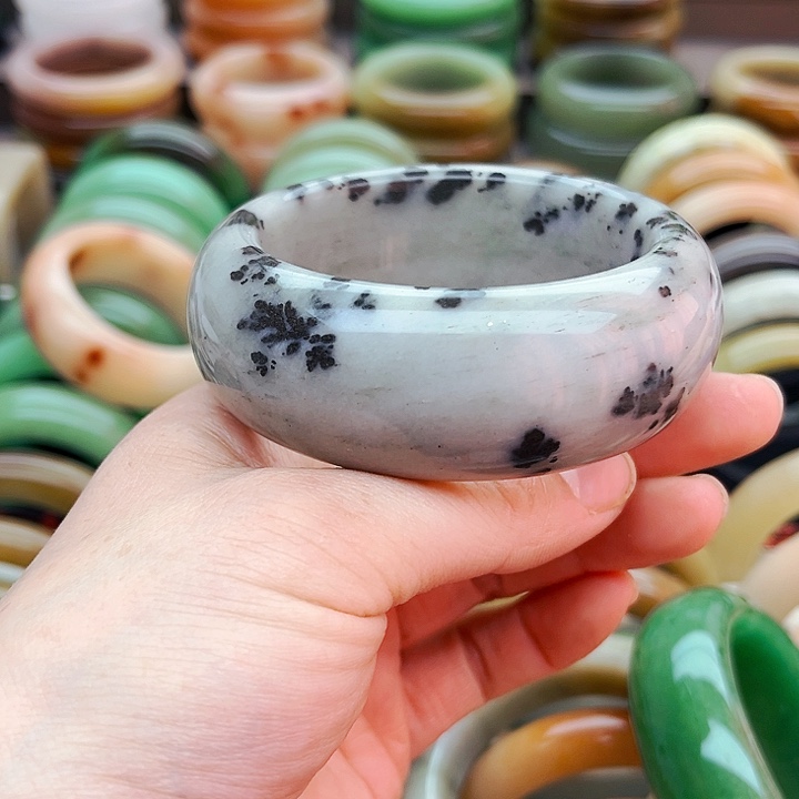 未镶嵌手镯（圆镯）石英质玉