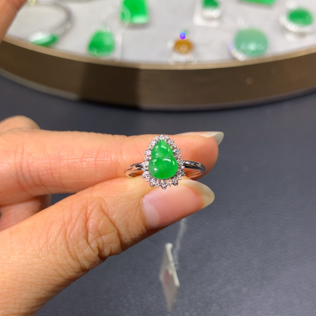 翡翠戒指18K金镶嵌翡翠