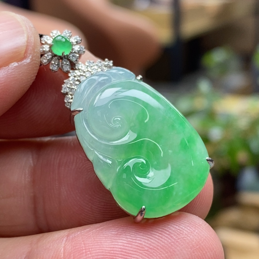 翡翠颈饰18K金镶嵌挂件