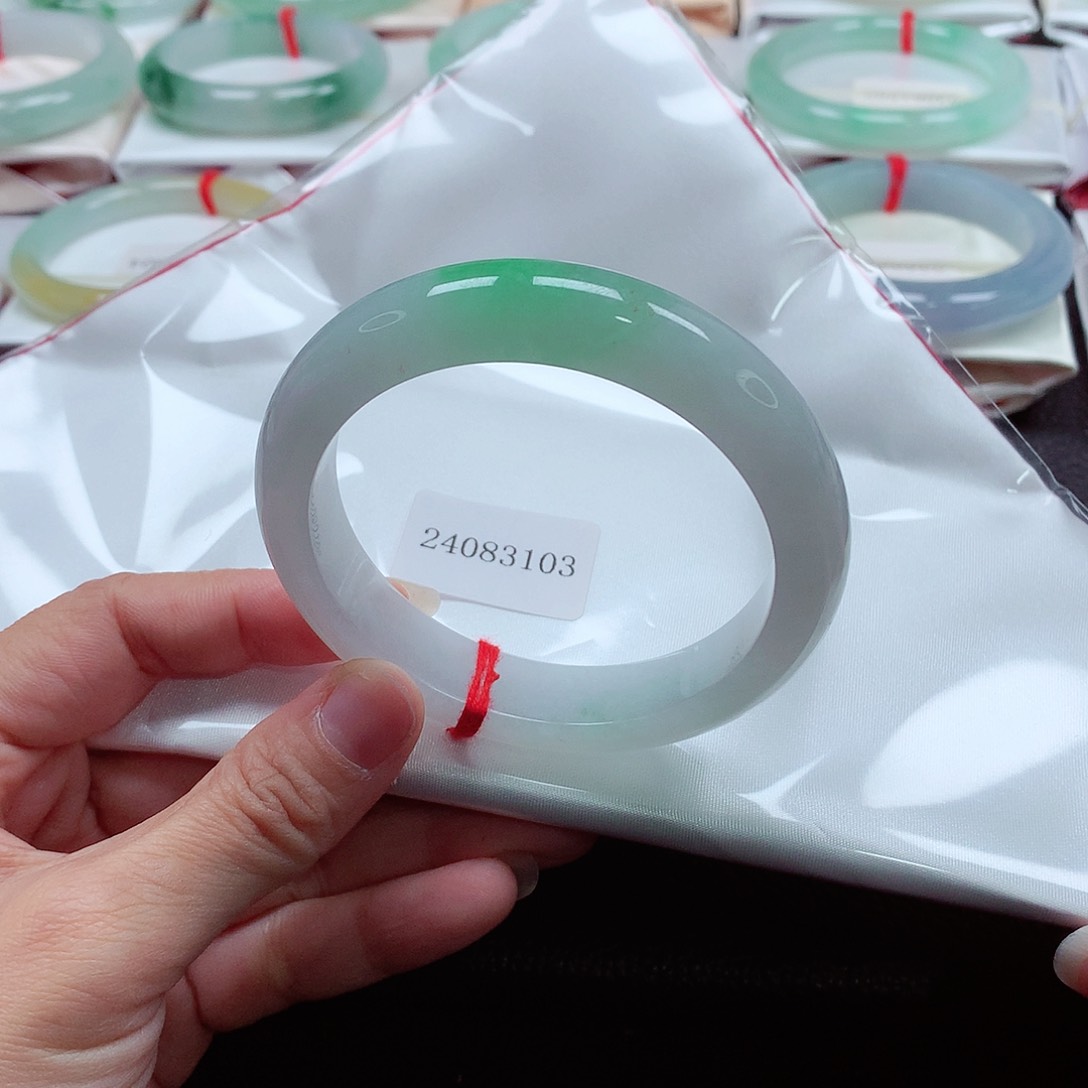 翡翠手镯未镶嵌天然A货翡翠手镯