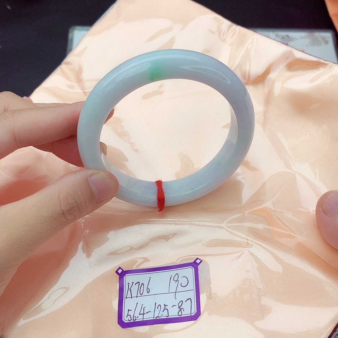 翡翠手镯未镶嵌翡翠