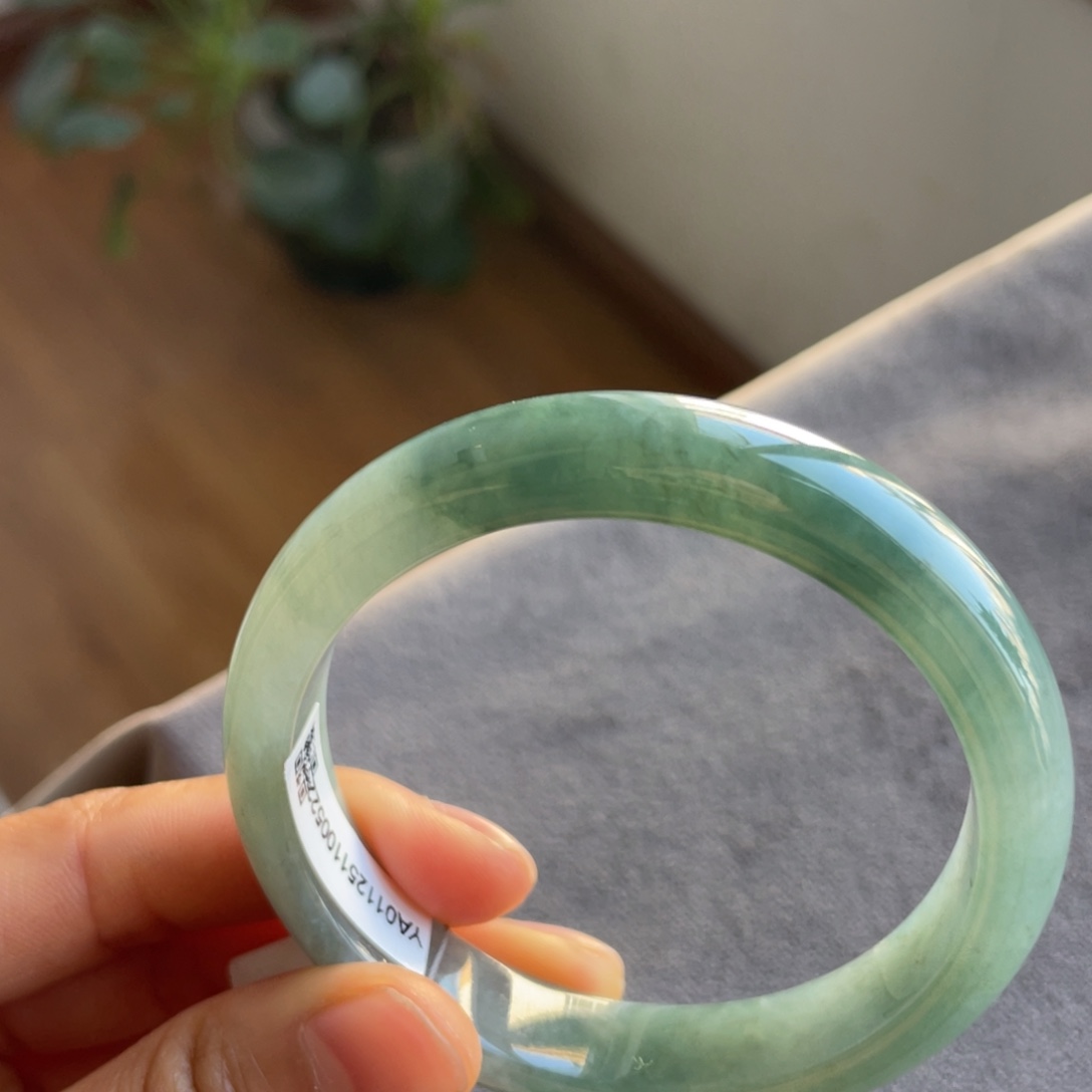 翡翠未镶嵌手镯半山水