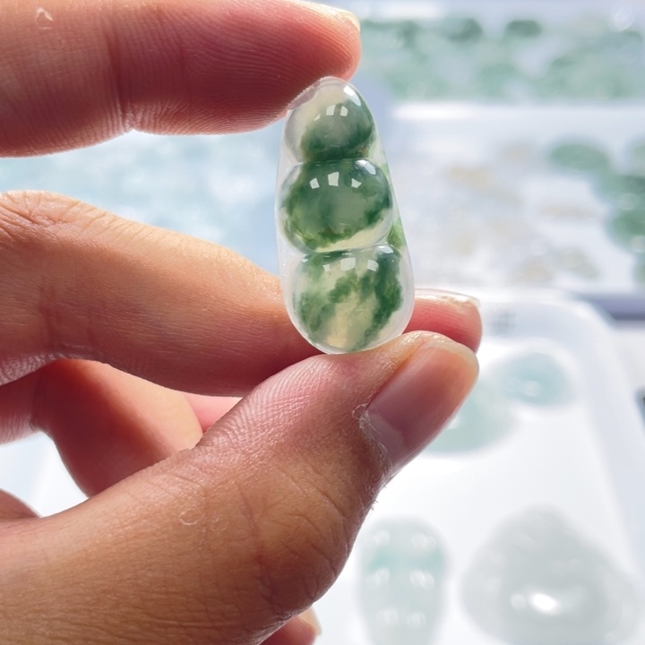 翡翠未镶嵌颈饰豆子