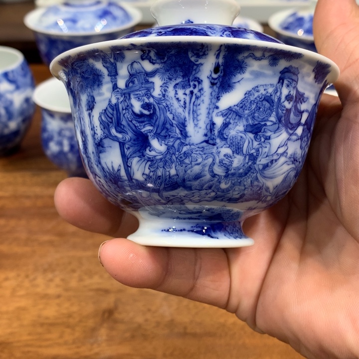 晓竹窑青花关羽擒将图