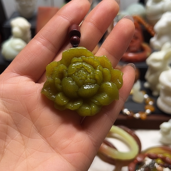 蛇纹石玉吊坠未镶嵌