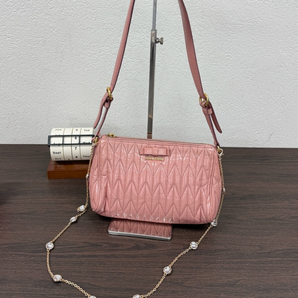 95新 MIU MIU/缪缪 褶皱油蜡皮粉色麻将肩包腋下包中号奢侈链条包