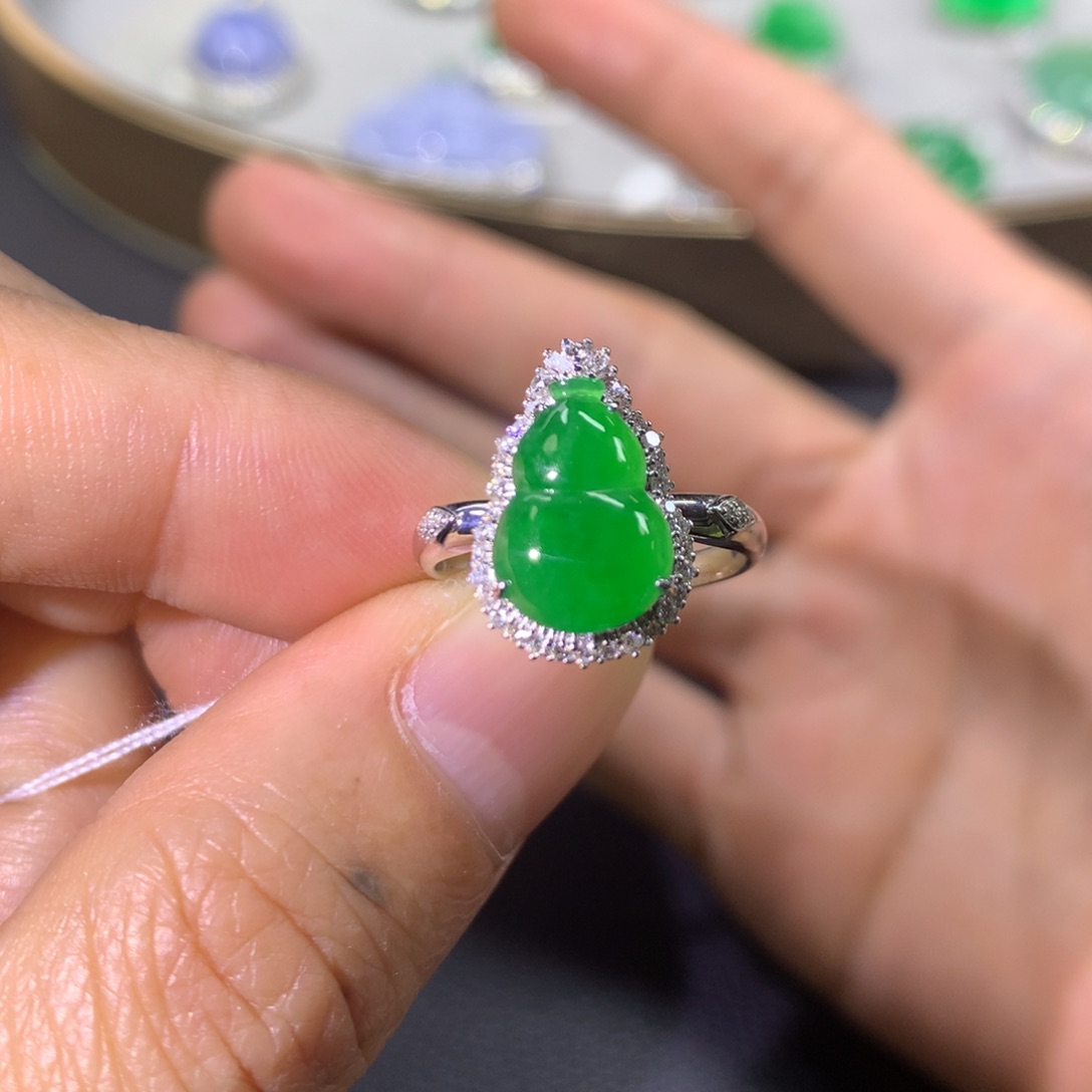 翡翠戒指18K金镶嵌翡翠