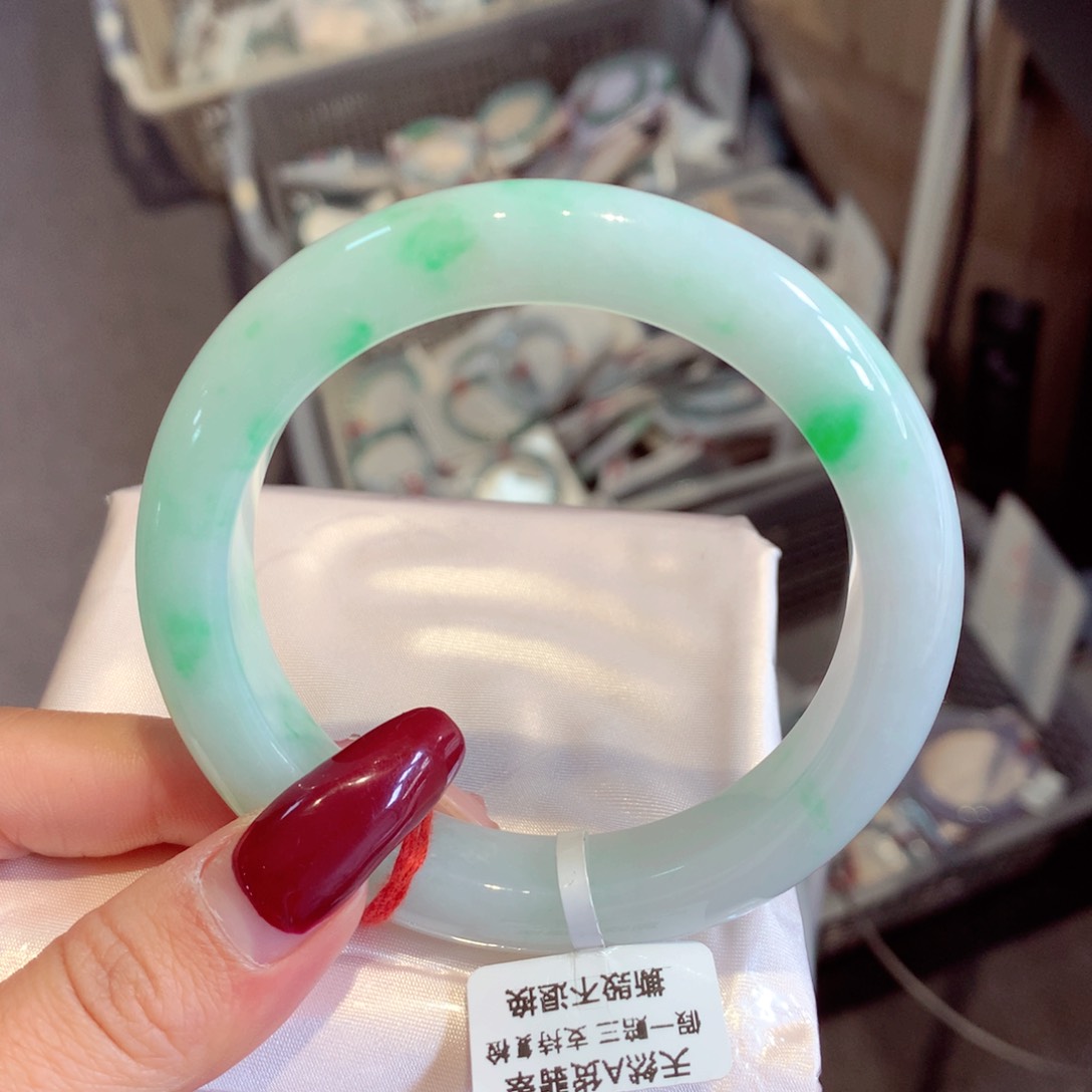 翡翠手镯未镶嵌我***呀泥鳅背66
