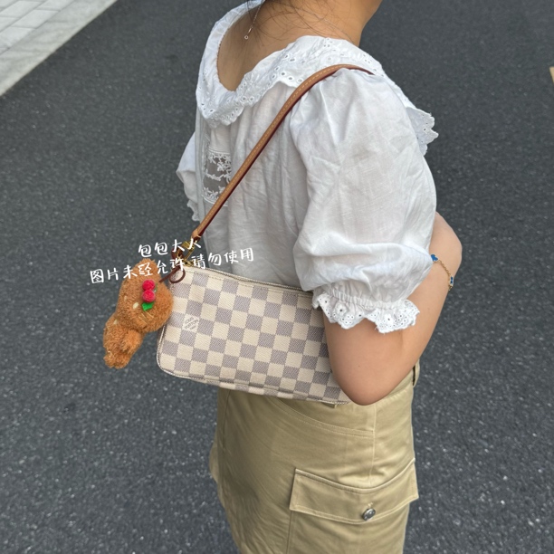 95新 LouisVuitton/路易威登 芯片款白棋盘格大麻将腋下单肩包