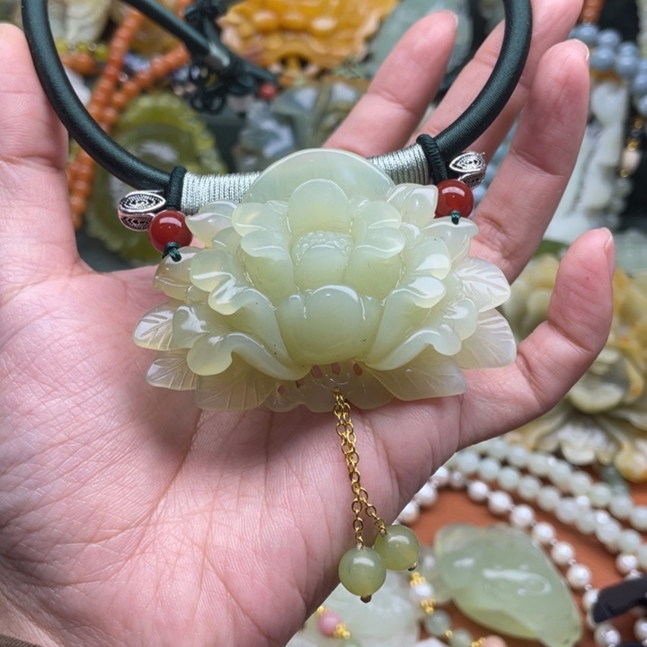 蛇纹石玉吊坠合金