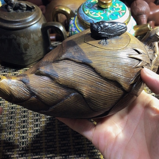 紫砂茶壶原矿泥料手工制作的紫砂壶。