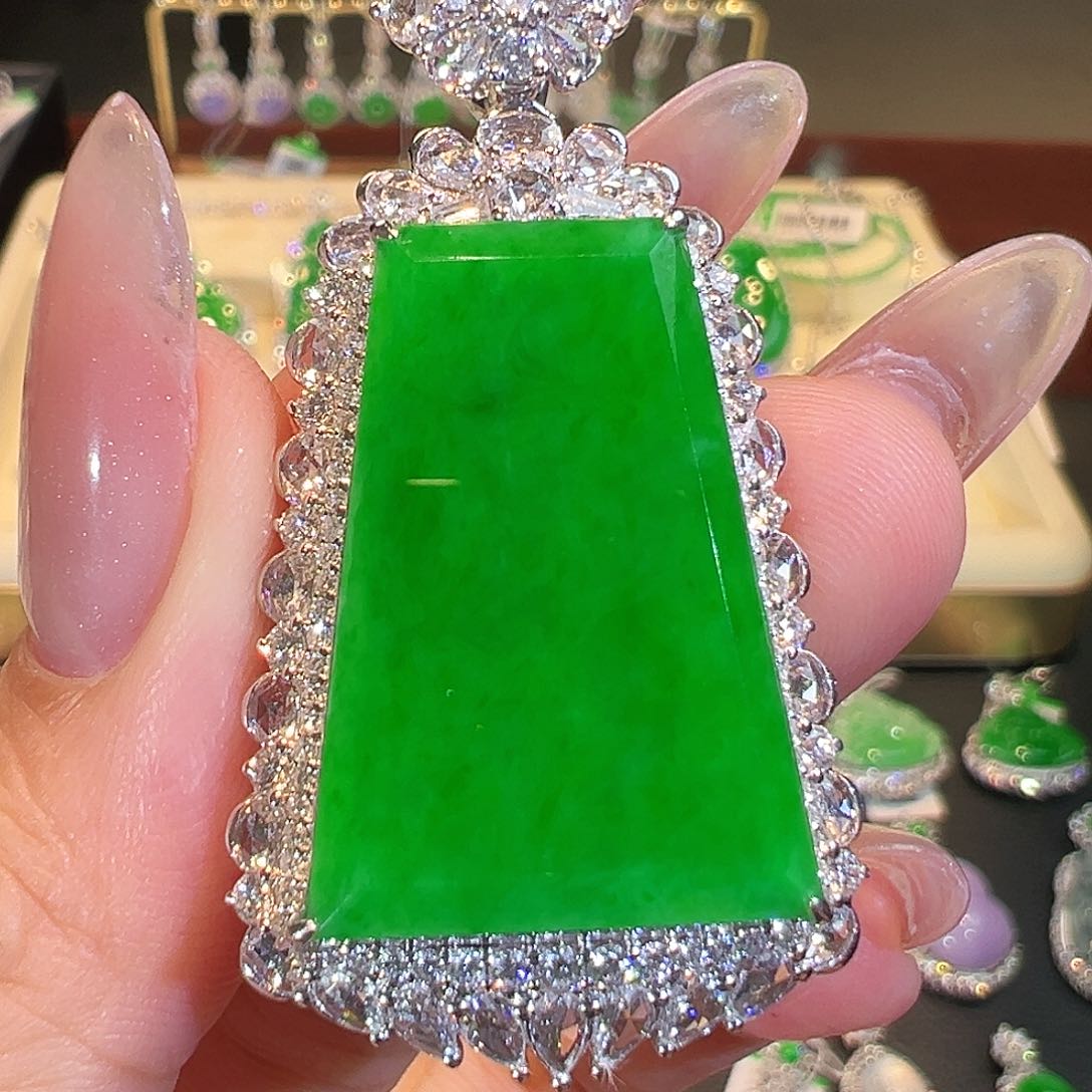 翡翠吊坠(不含链)18K金镶嵌翡翠