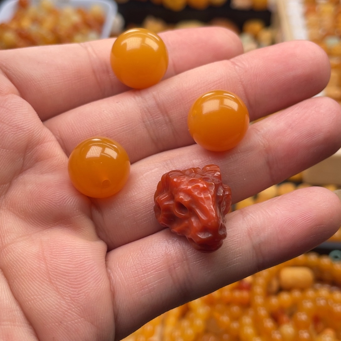 沧***水石英质玉（缅黄）未镶嵌饰品