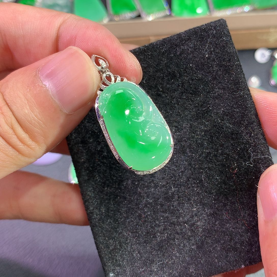 翡翠吊坠(赠链)18K金镶嵌
