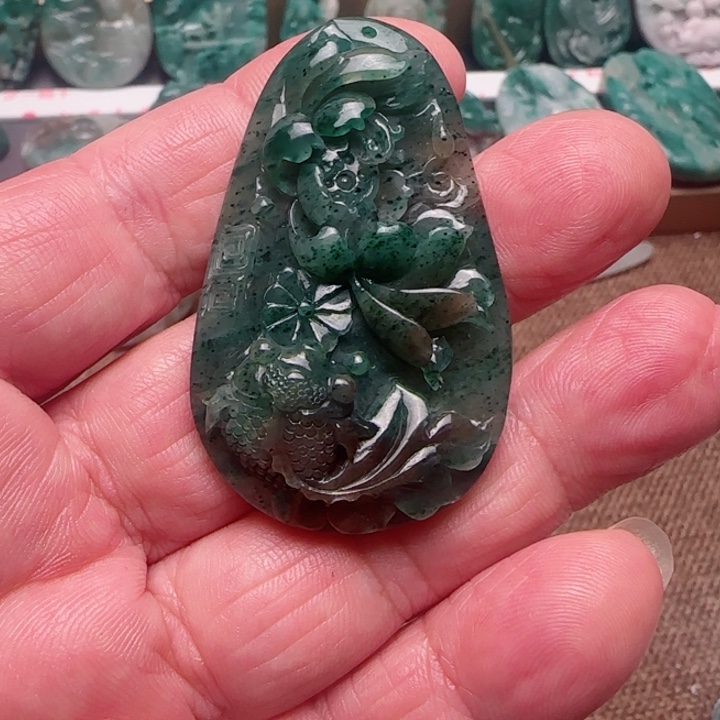 高***重独山玉未镶嵌颈饰