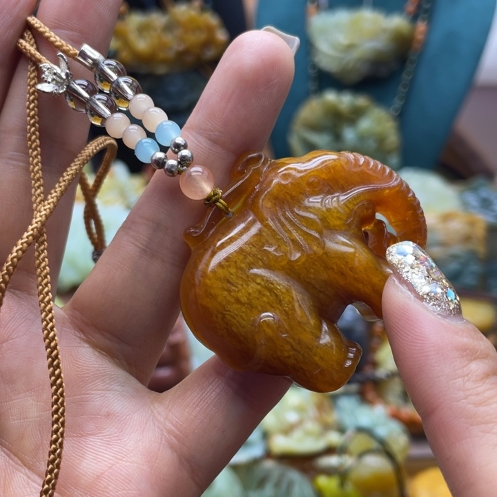 蛇纹石玉未镶嵌颈饰