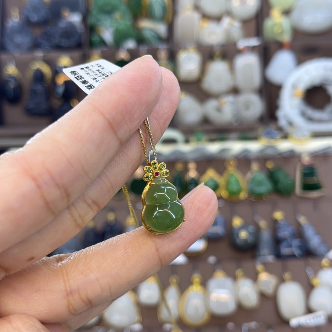 和田玉18K金镶嵌吊坠