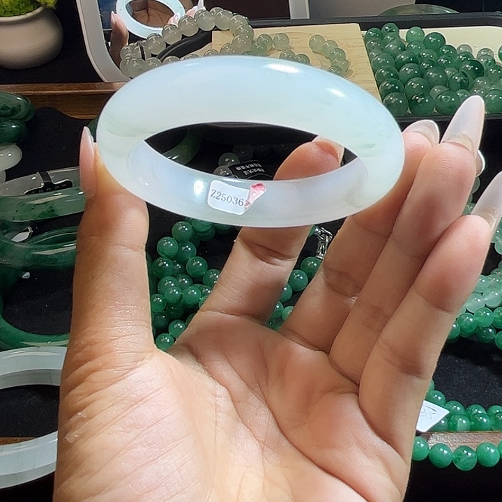 石英质玉手镯未镶嵌天然（A货）天山翠