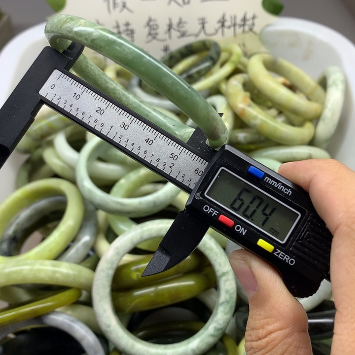 蛇纹石玉未镶嵌手镯1