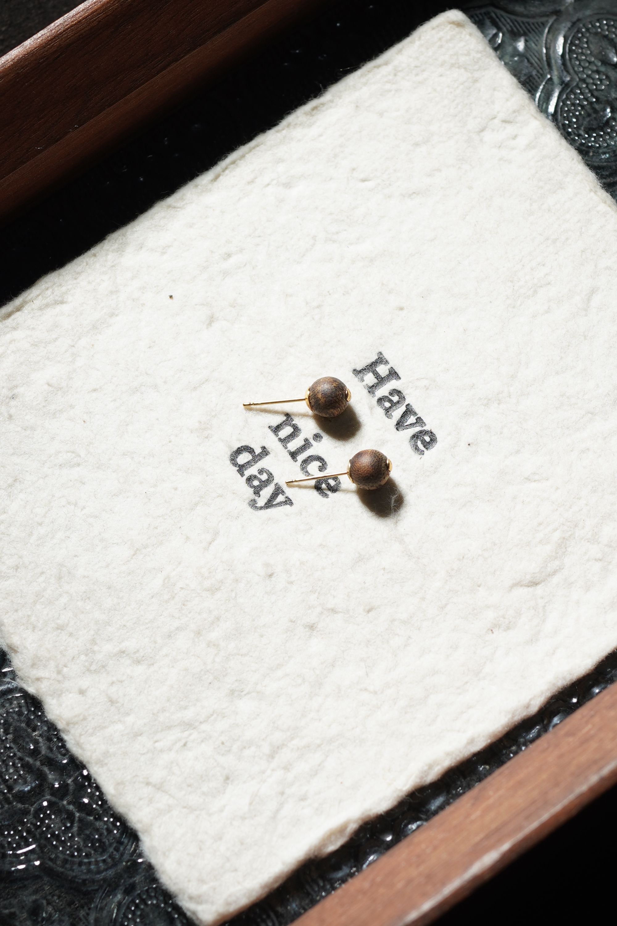 沉香天然莺歌绿棋楠沉香6mm圆珠耳钉