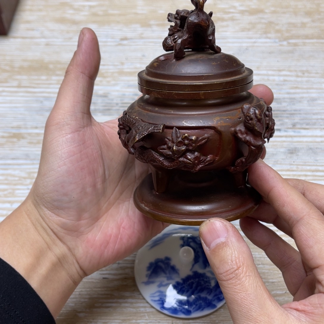 瓷片密密麻麻地排列着一个