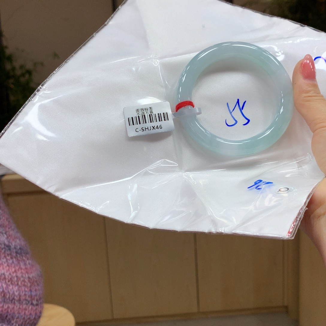 翡翠手镯未镶嵌不退不换