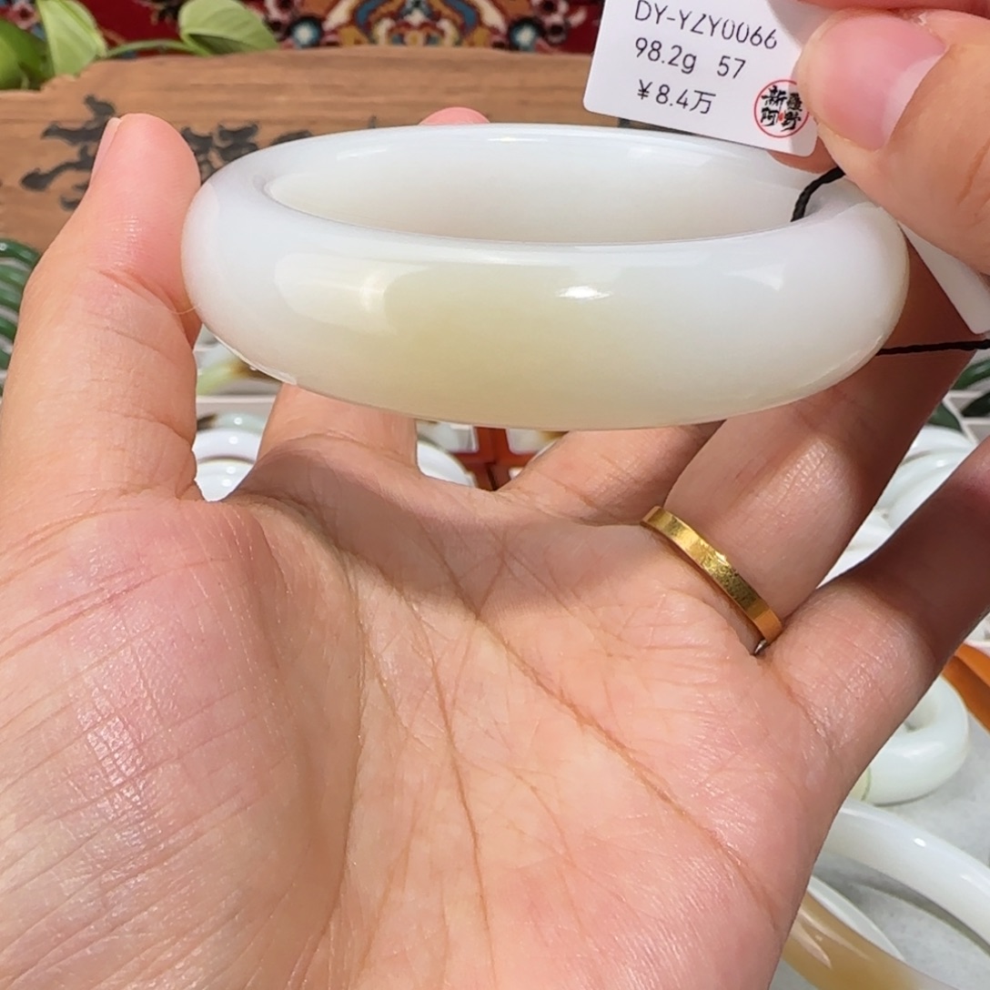 和田玉未镶嵌手镯油膏底 新疆和田玉糖白手镯 且末金糖