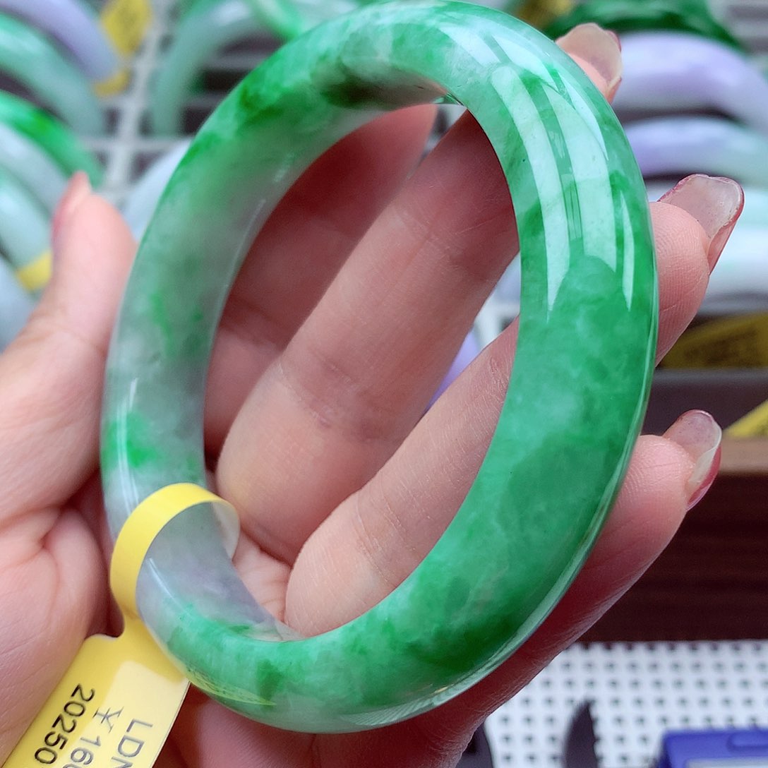 翡翠手镯未镶嵌翡翠