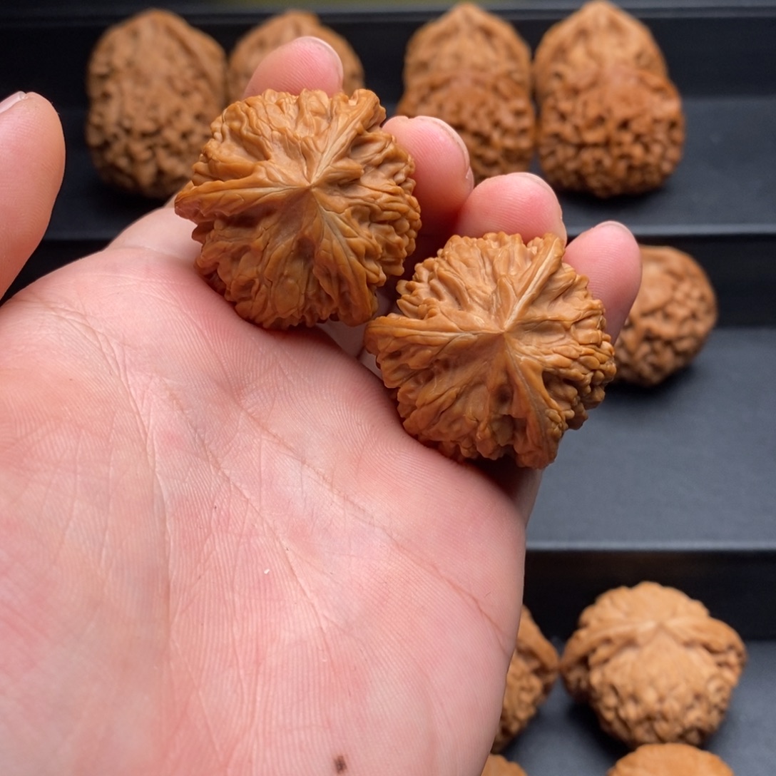 忧***羊把件文玩核桃御龙